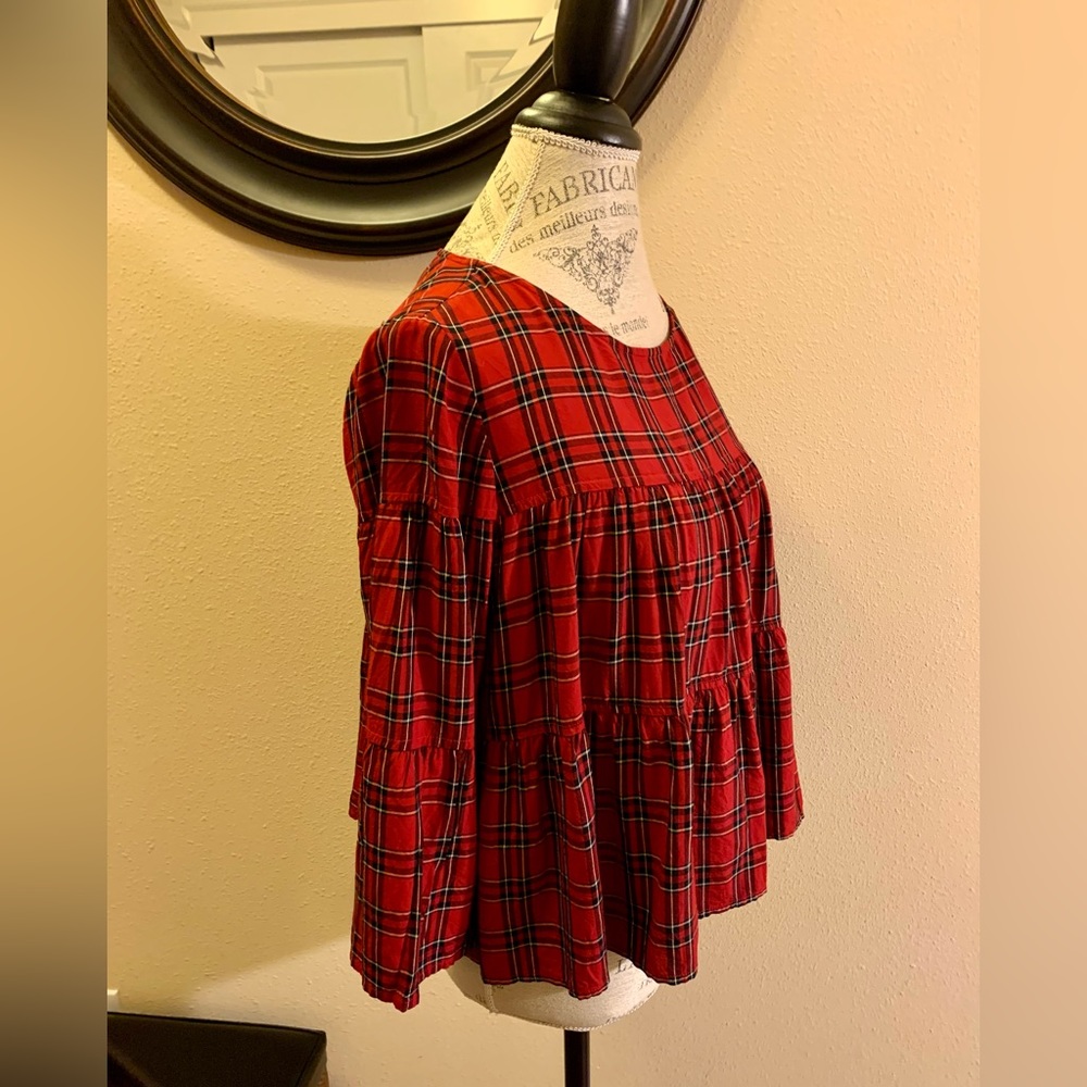 LN MADEWELL TOP WITH 3/4 L BELL SLEEVES. FIGURE FLATTERING.
